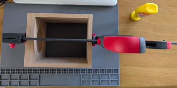 クランプによる締め付け